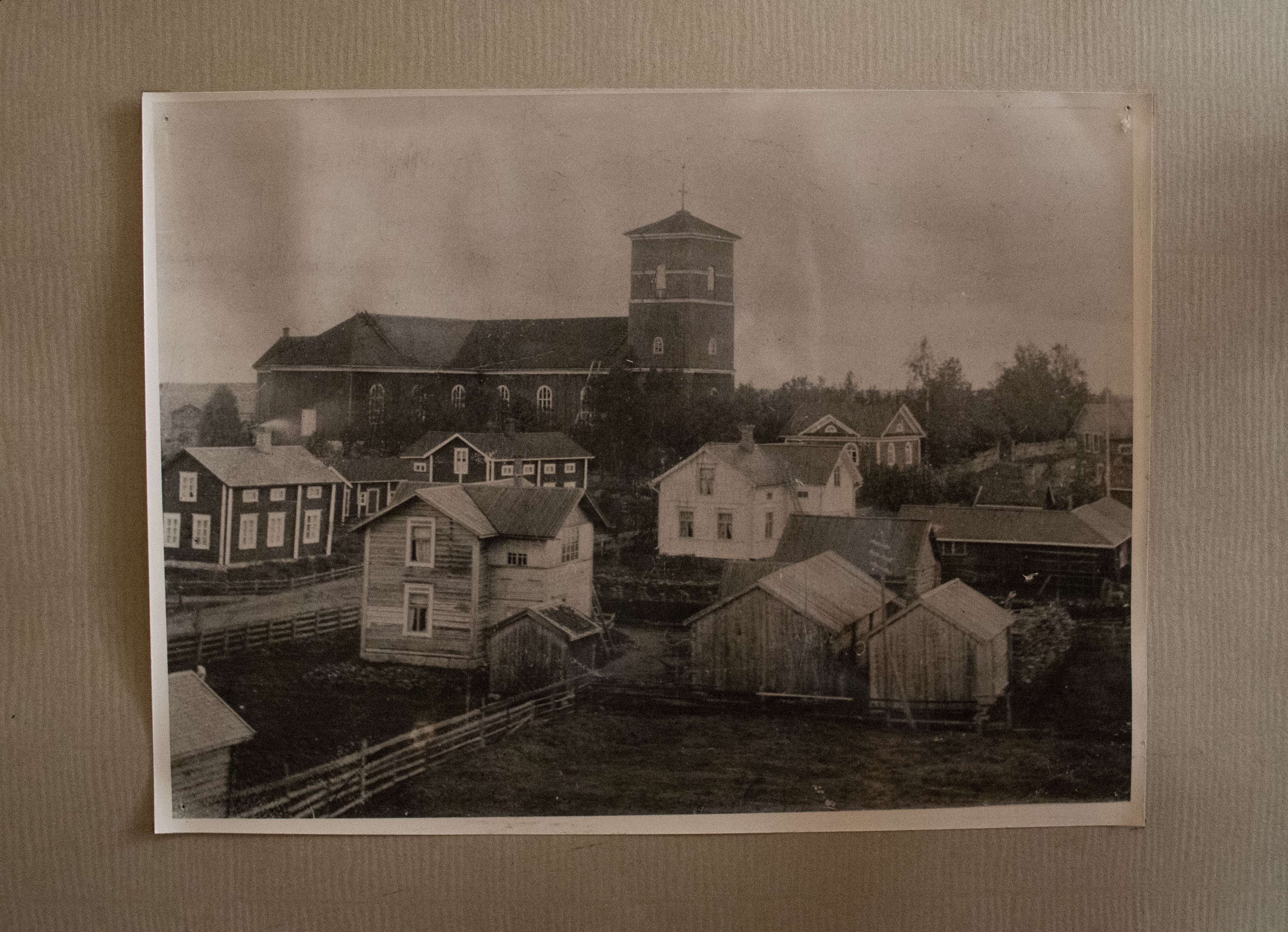 Seepiasävyinen kuva Laihian kirkonkylältä 1900-luvun alusta.