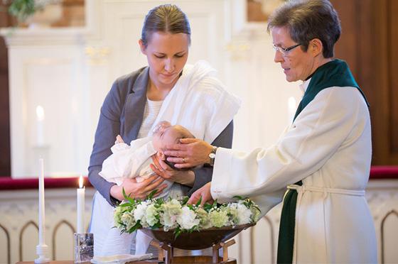 Pappi kastaa lapsen.