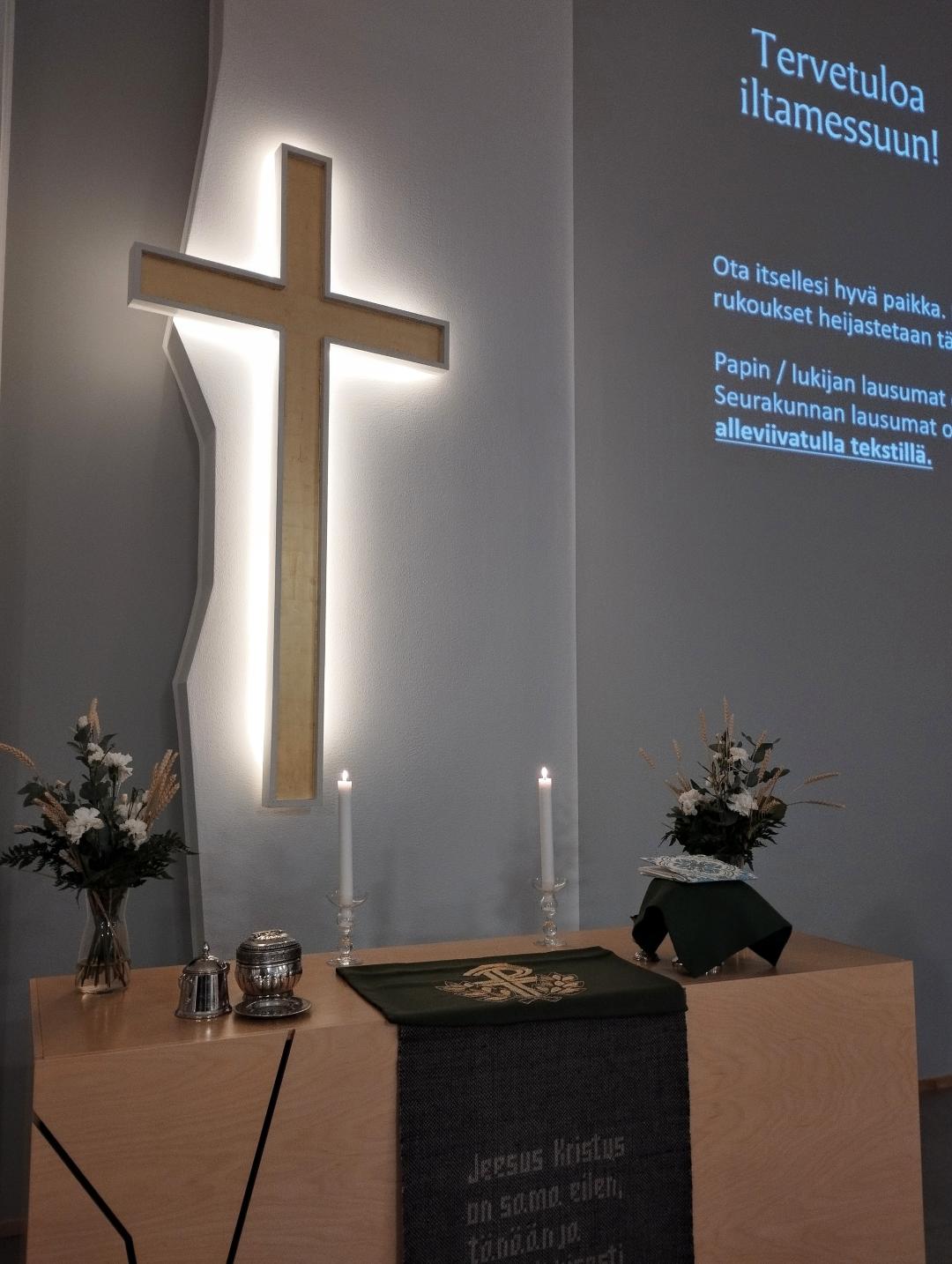 Alttari, jonka takana valaistu risit