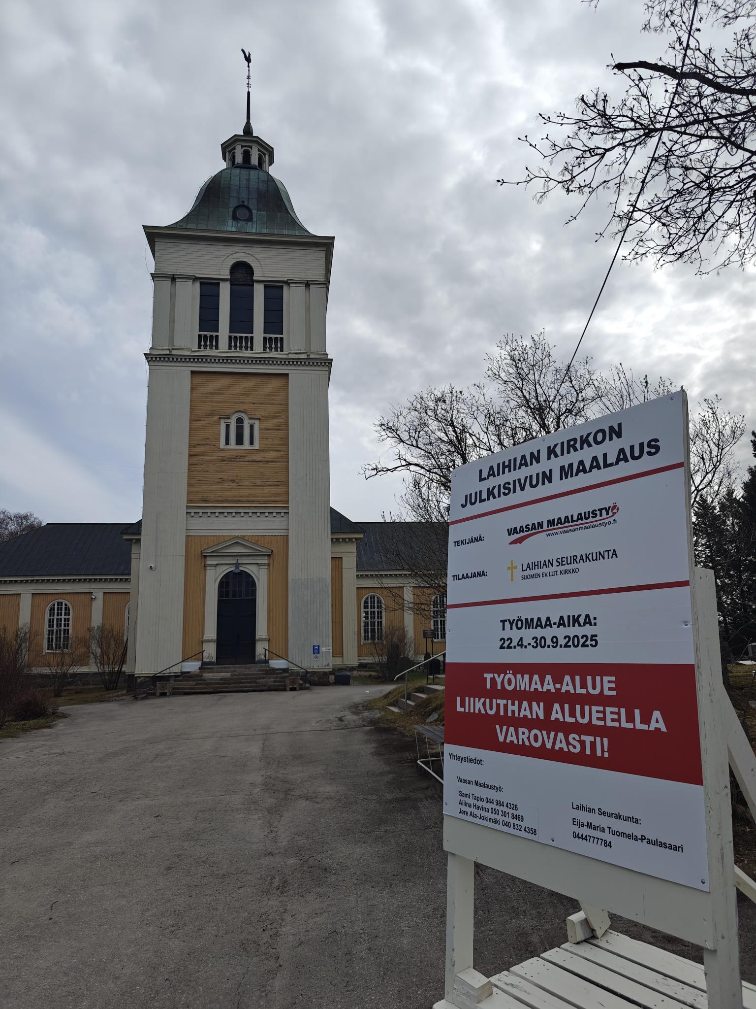Kirkko, työmaa-projektista kertova iso ilmoitus pääporteilla.