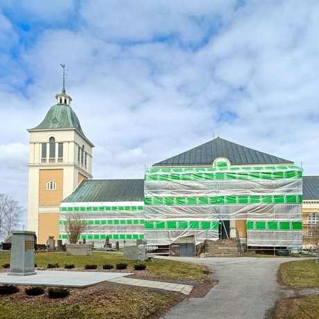 Kirkkorakennus osittain sääsuojattuna.