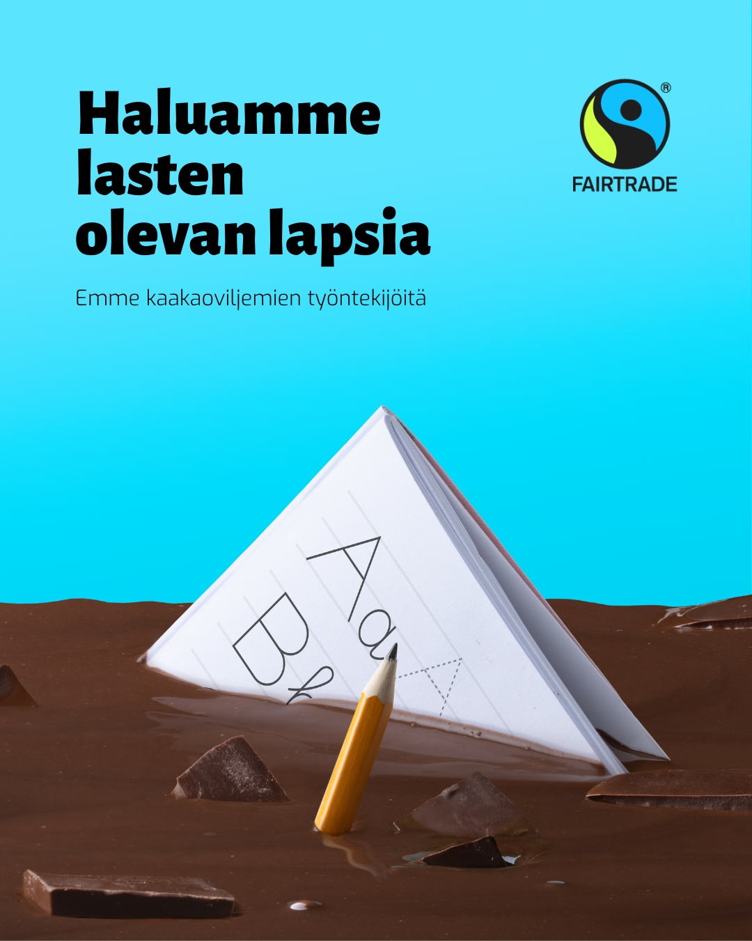 Reilun kaupan kampanjakuva, jossa suklaamerestä nousee kouluvihko ja kynä. Kuvateksti: