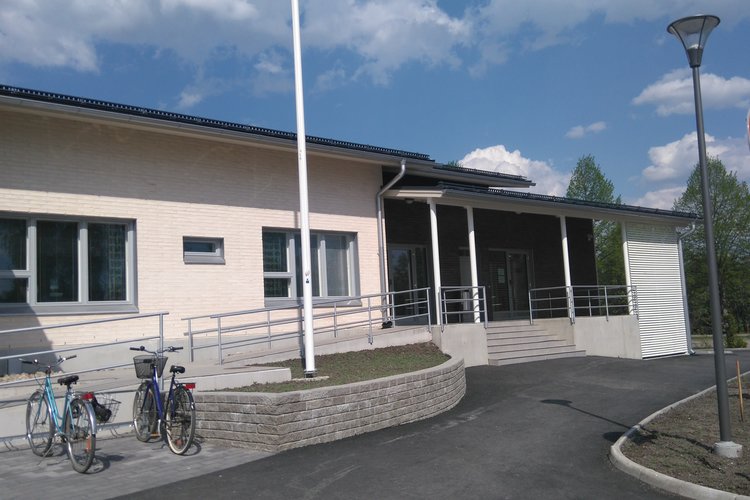 Seurakuntatalo, diakonia-ja nuorisotyön sisäänkäynti