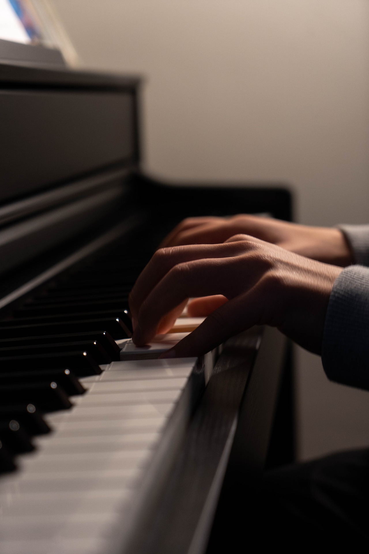 kädet jotka soittavat pianoa
