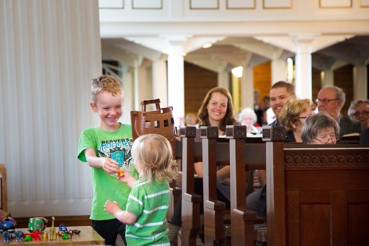 Lapsia Laihian kirkon leikkipaikalla jumalanpalveluksen ajan.