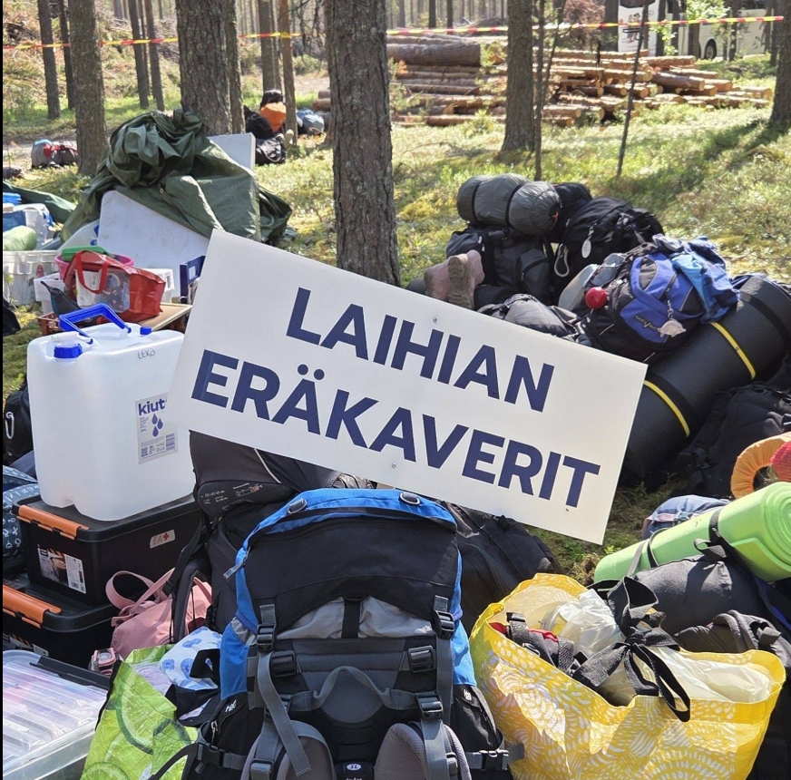 Retkivarusteita leiriä varten. Laihian eräkaverit kyltti.